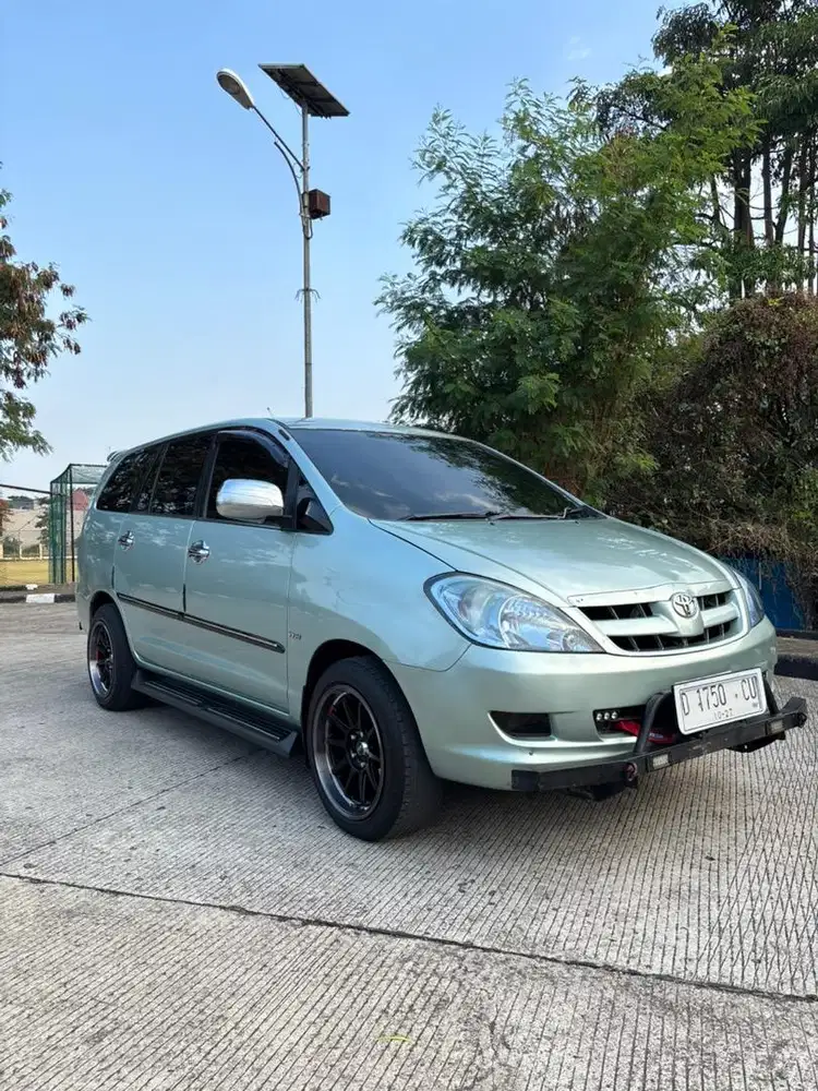 Toyota Kijang Innova Green Metallic