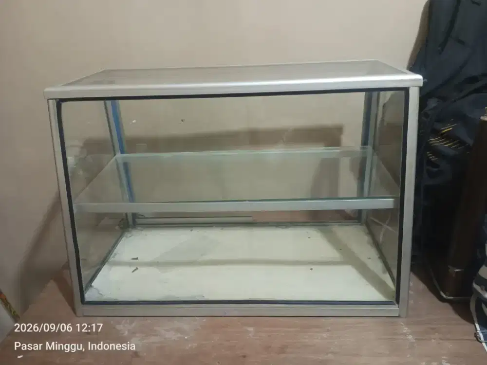 DIJUAL DUA ETALASE KACA KECIL DAN BESAR