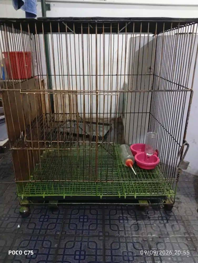 Kandang besi ukuran lumayan besar besi tebal.