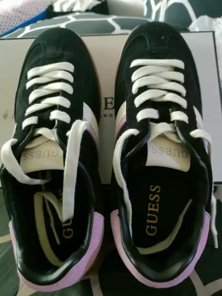 Sepatu GUESS Wanita Preloved – Black White Lilac, Kondisi Sesuai Foto
