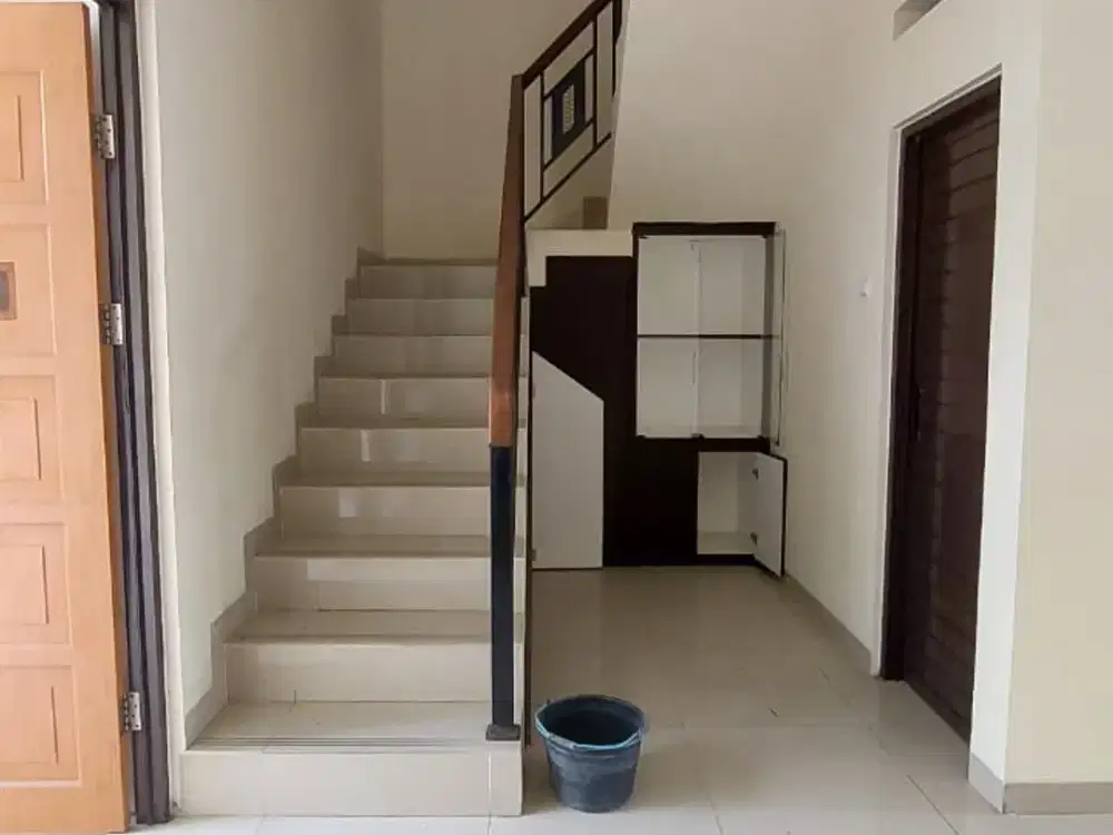 Sewa/Jual Rumah 2 Lantai Strategis di Turangga Bandung Kota