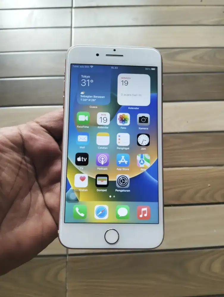iPhone 8 Plus Wi-Fi 64GB Pakaian Pribadi