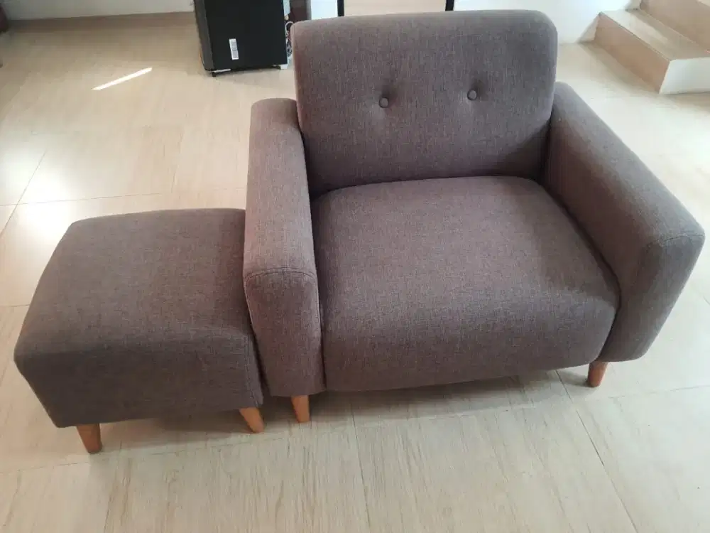 1 buah Sofa Single Armchair dan 1 buah ​Kursi Stool / Ottoman