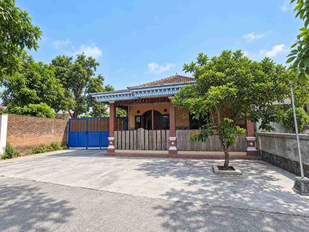 Rumah Lama Luas di Perkampungan Baki