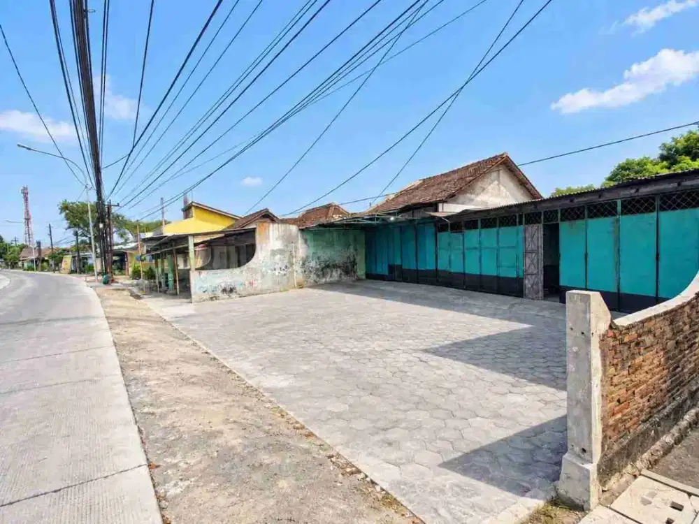 Ruang Usaha Luas Strategis Tepi Jalan Ramai di Baki