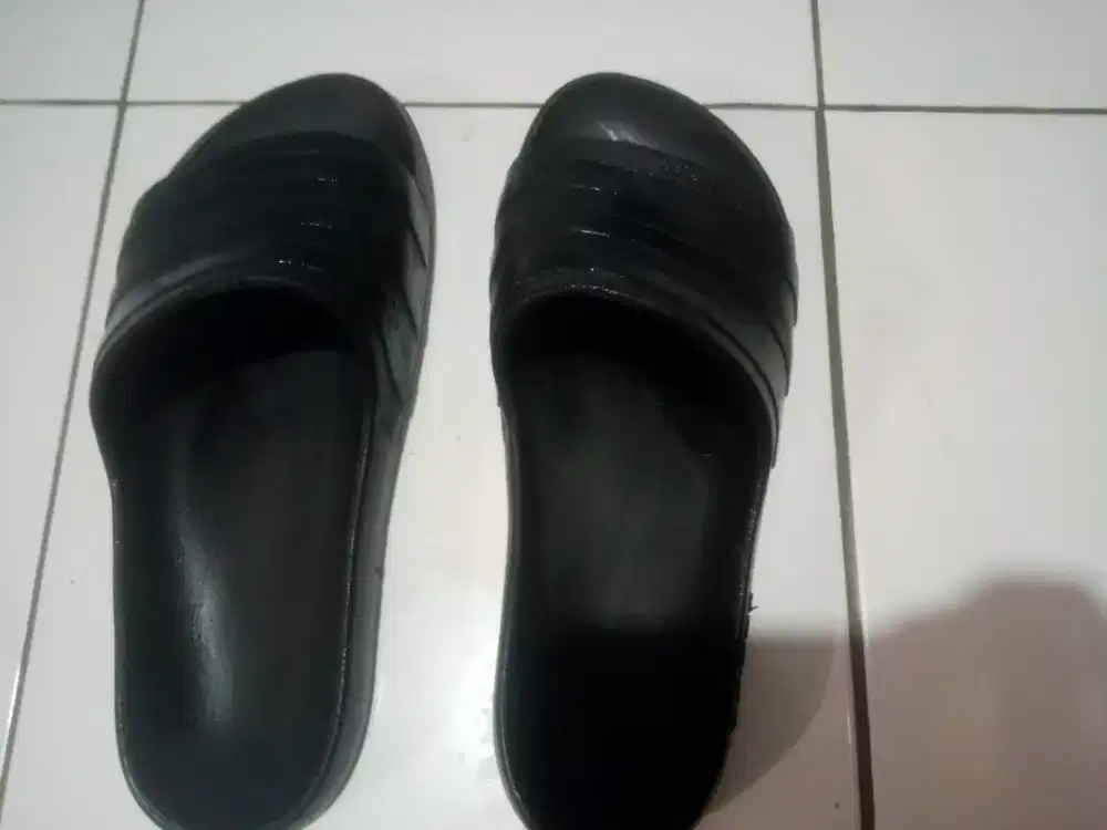 Sandal adidas warna hitam