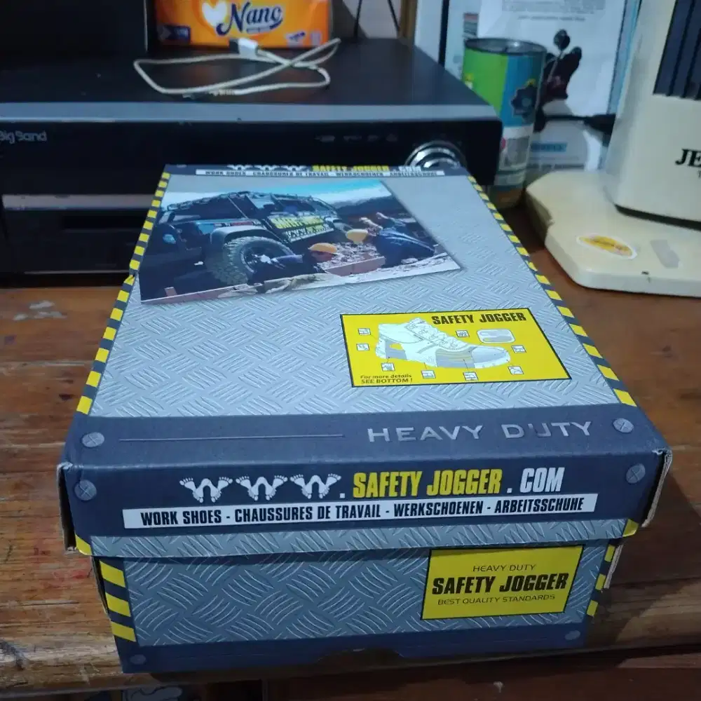 Sepatu safety jogger type ada di box