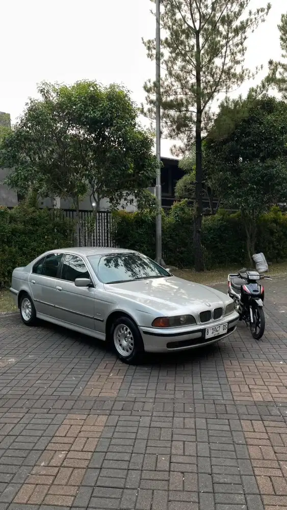 BMW 528i 1998 Bensin