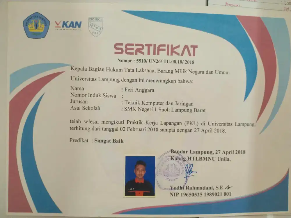 Mencari lowongan kerja.