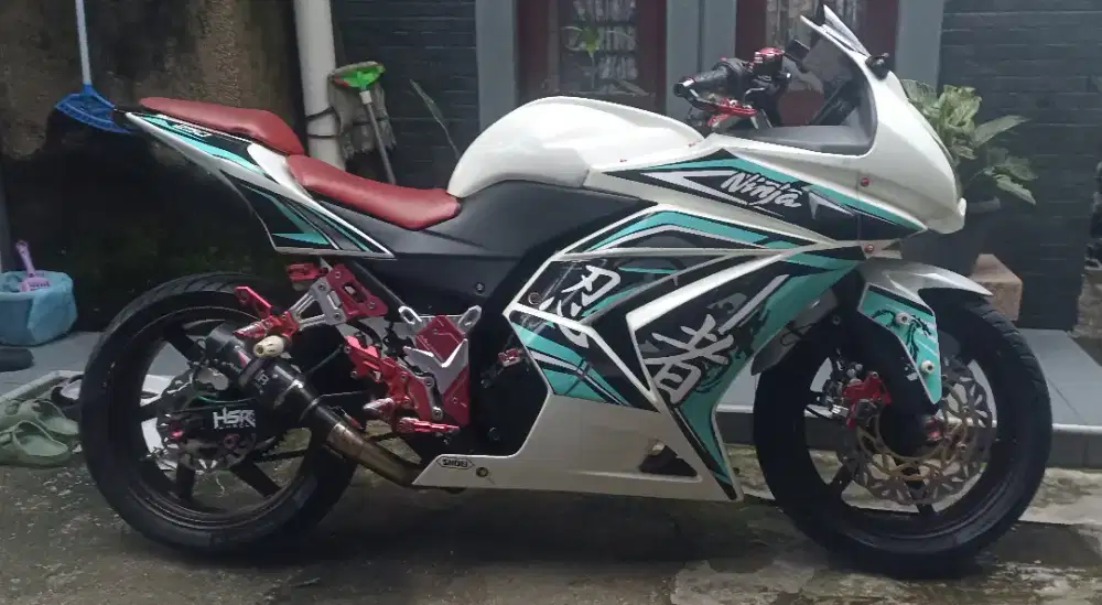 Jual cepat kawasaki ninja 250CC tahun 2011 SS bpkb + Stnk . 17juta
