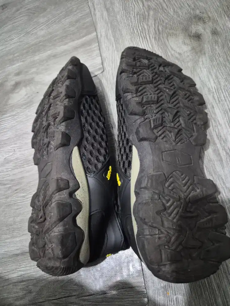 Sepatu sport ukuran 40