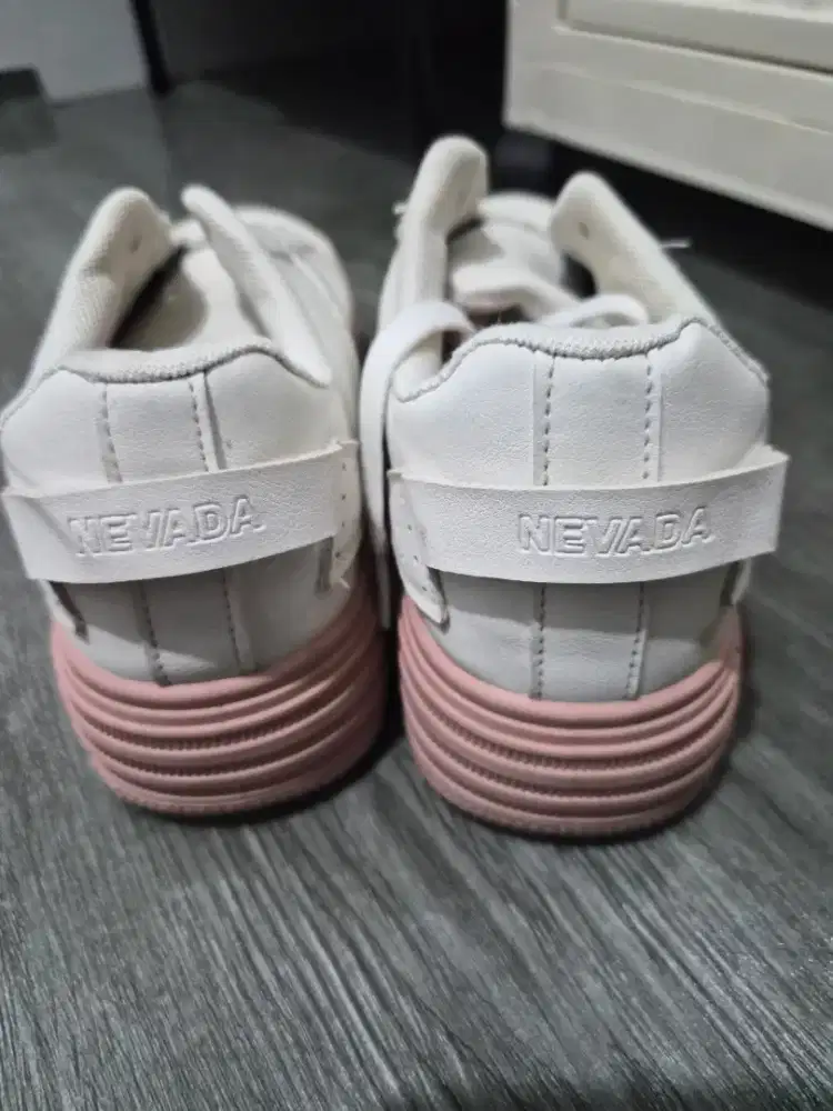 Sepatu Nevada putih pink ukuran 38