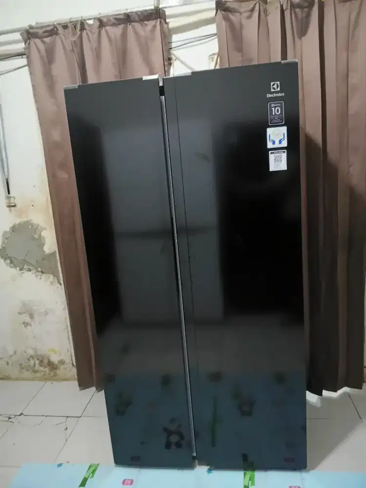 Dijual kulkas side by side electrolux kondisi mulus seperti baru