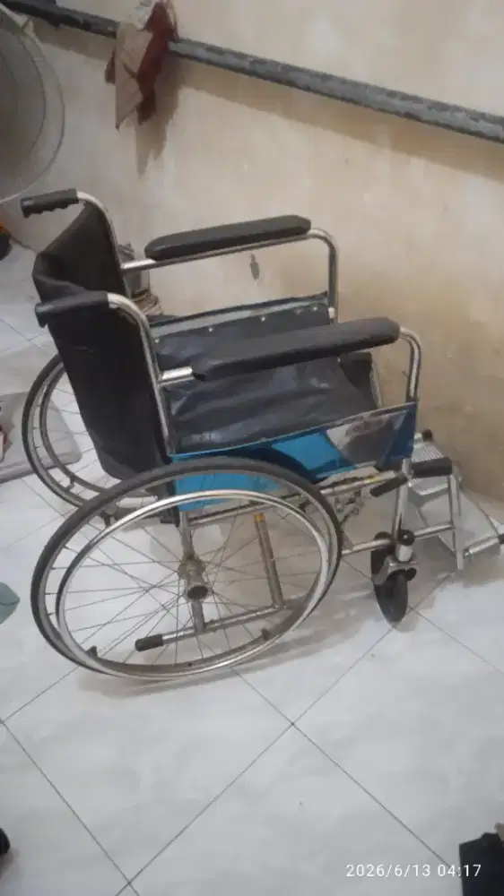 Kursi roda orang sakit