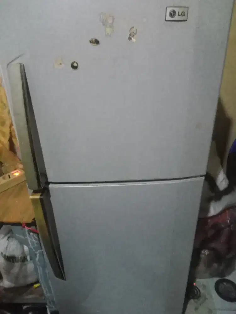 Di jual Kulkas Pintu 2. Merek LG.