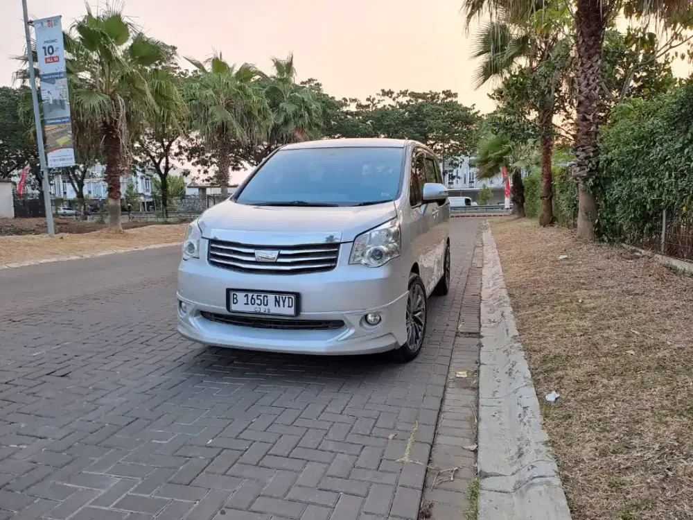TOYOTA NAV 1 AT 2013
