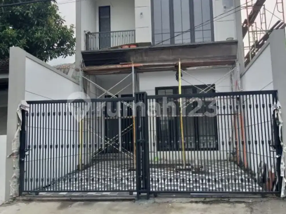Rumah American Style, Shm 2 Lantai, Hadap Timur, Lokasi Prime, Row 3 Mobil, Banyak Bonusnya
