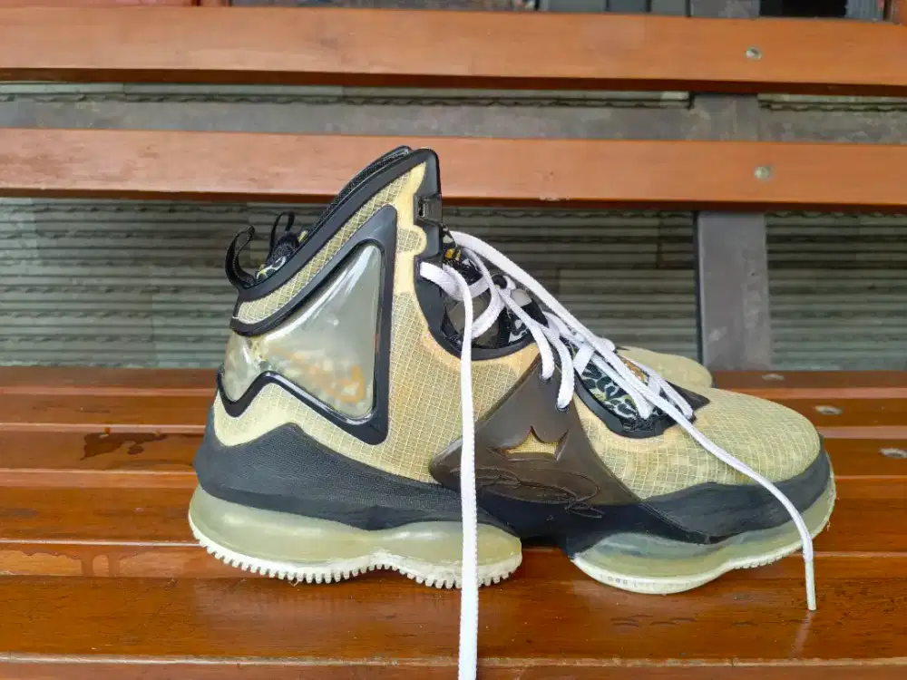 Nike LeBron 19 Royalty Black Metallic Gold White Men’s Shoes Size 10