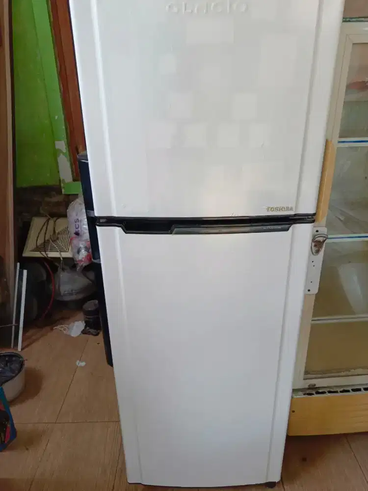 Kulkas 2 pintu merk Thosiba sawangan Pasir