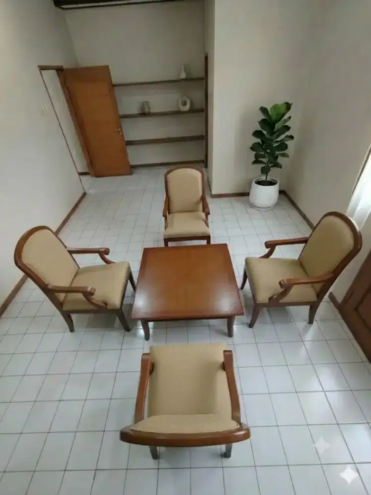 Satu Set Meja dan Kursi Tamu Jati