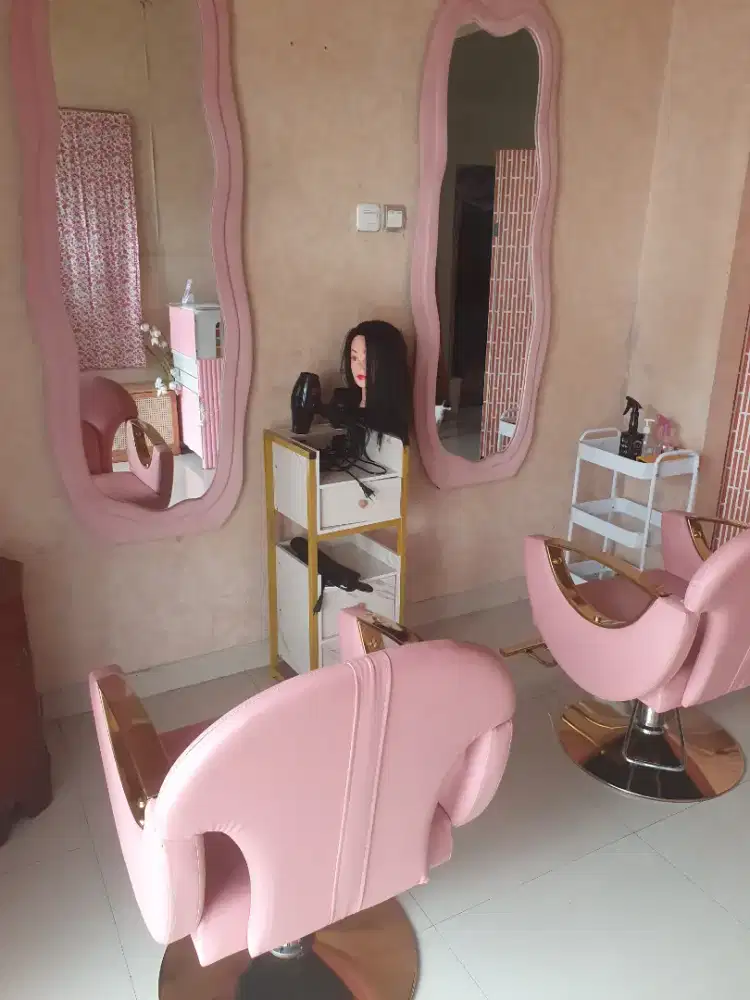 Dibutuhkan hairstylis dan kapster wanita buat salon khusus wanita