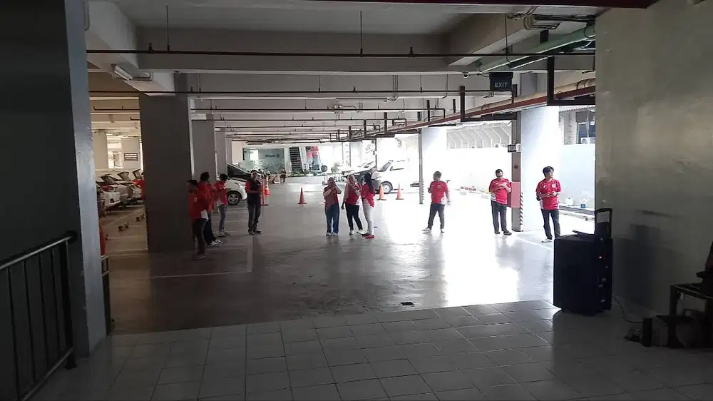 Barangkali ada kerjaan buat saya. Saya mau pak bu.