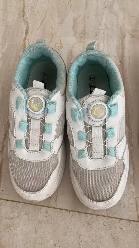 Sepatu anak bekas