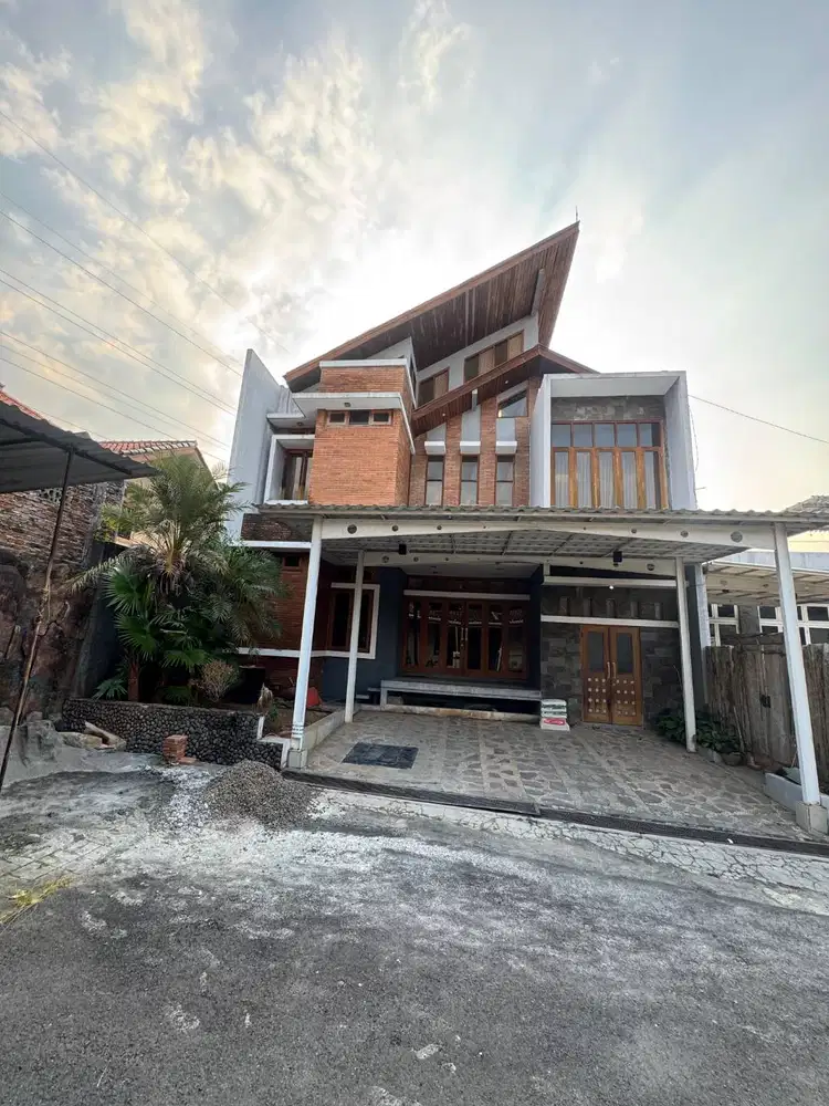 Rumah mewah dekat kampus akpelni  sampangan semarang