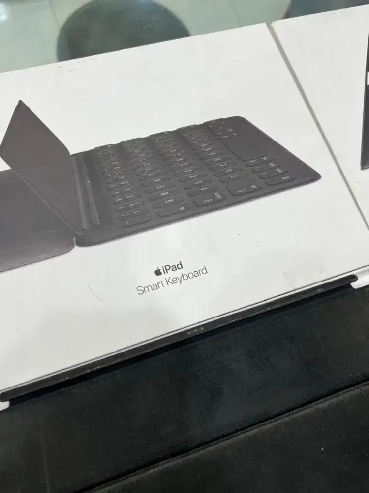 ipad smart keyboard 
Fullset original