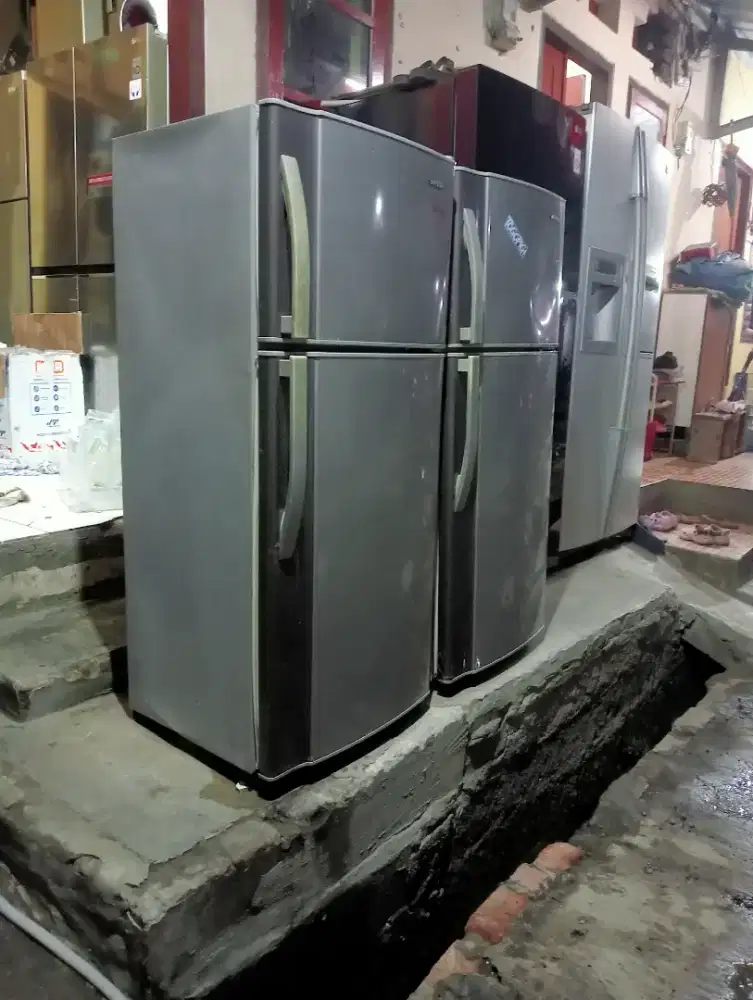Di jual kulkas Sharp 2 pintu masih orisinil pabrik