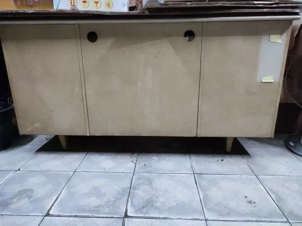 Meja toko kantor