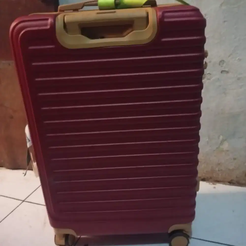 Koper besar warna merah marun