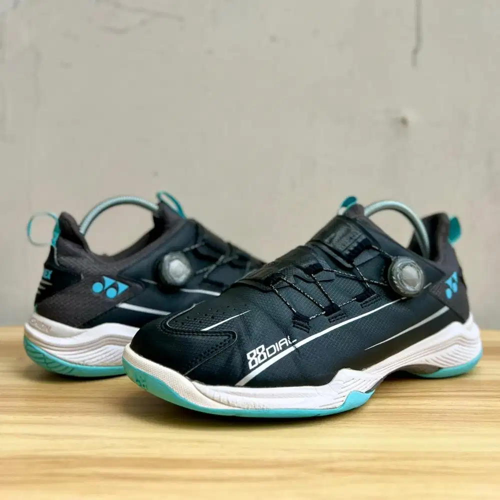 SEPATU BADMINTON YONEX