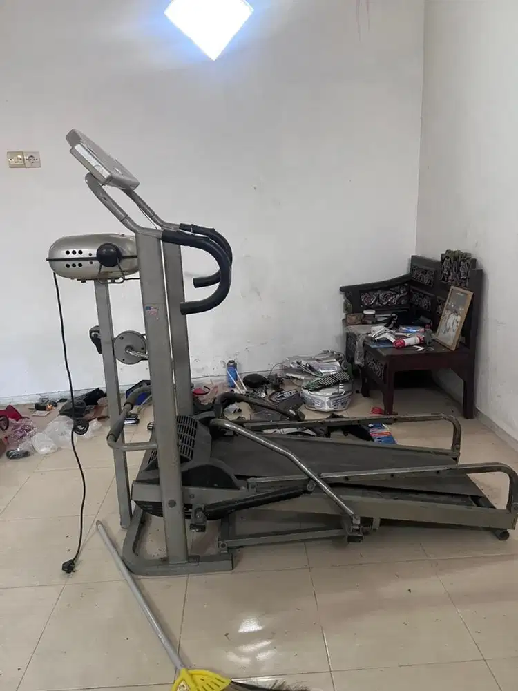 Treadmill alat olahraga lari dan angkat beban