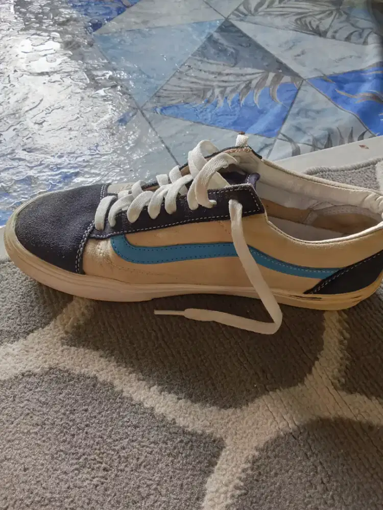 Sepatu vans putih biru
