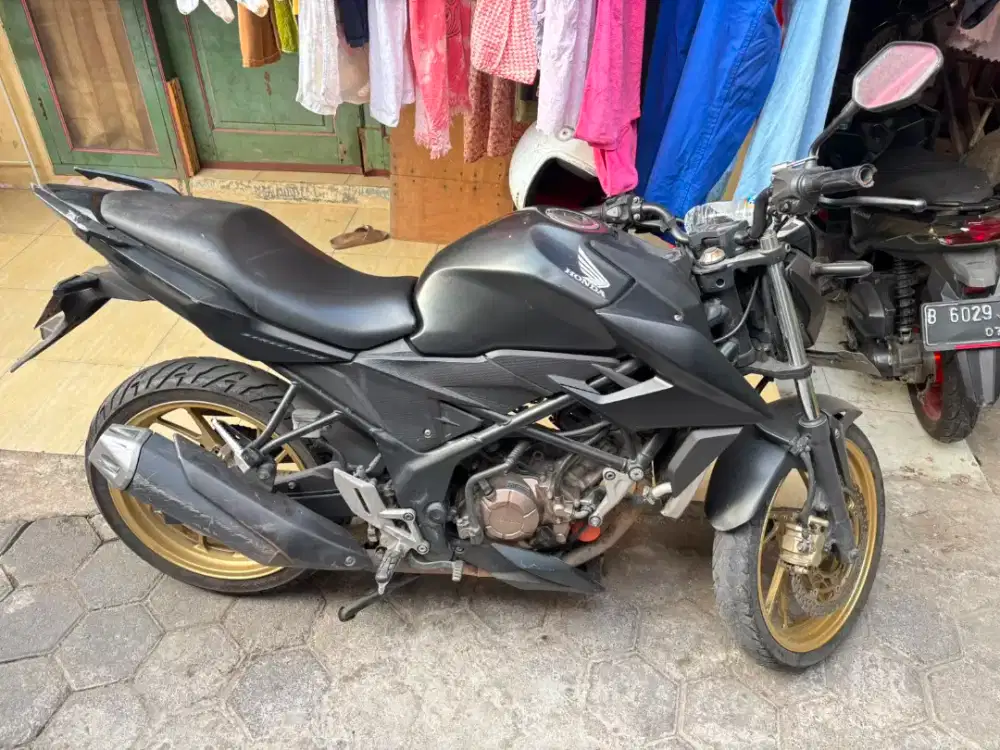 Honda CB150R th 2018 mulus, pajak off 1th full paper tangan pertama