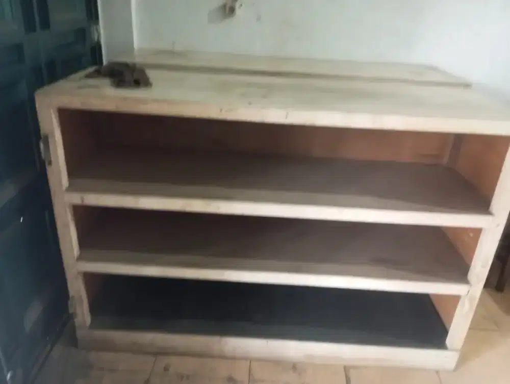 Rak kayu kokoh Dan kuat