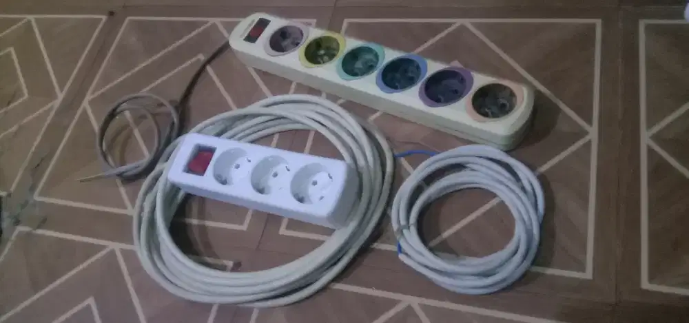 Stopkontak dan kabel listrik