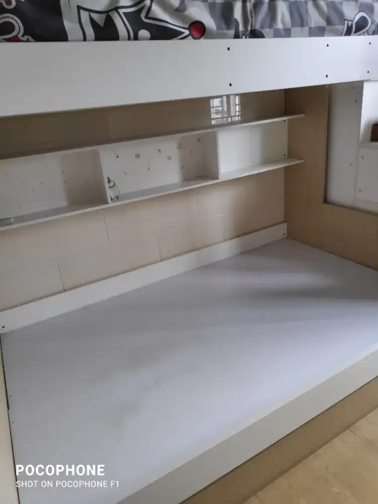 Dipan tempat tidur 2 tingkat informa