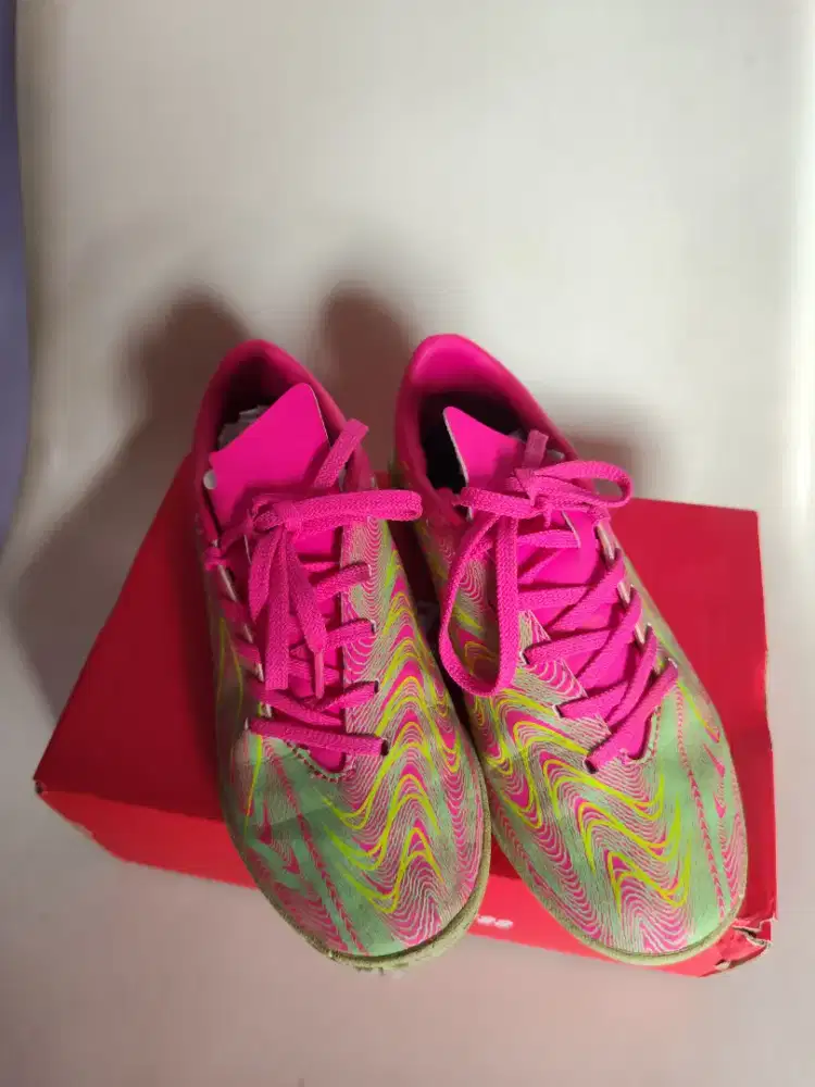 Sepatu futsal anak specks