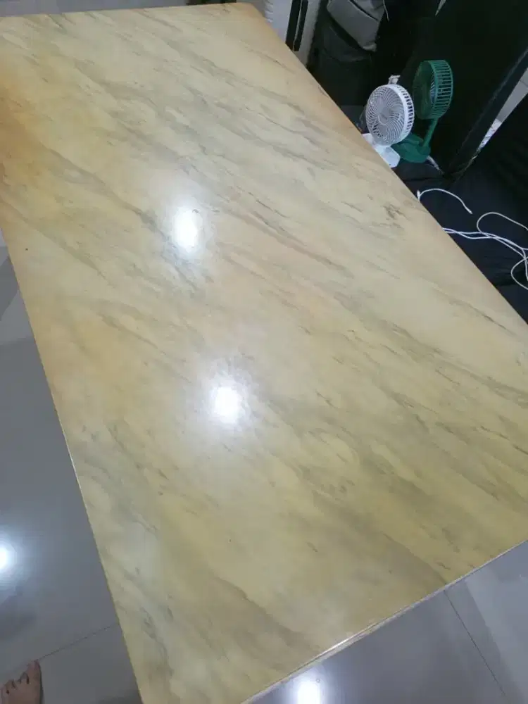 Meja makan informa ukuran besar