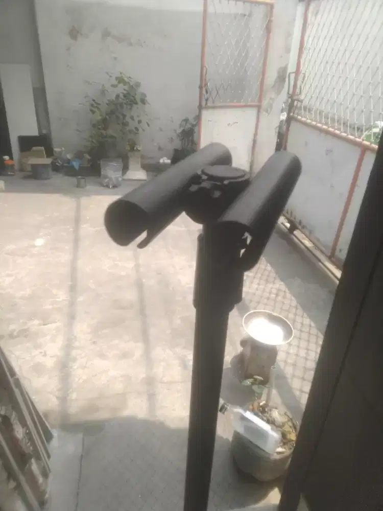Tripod untuk spanduk
