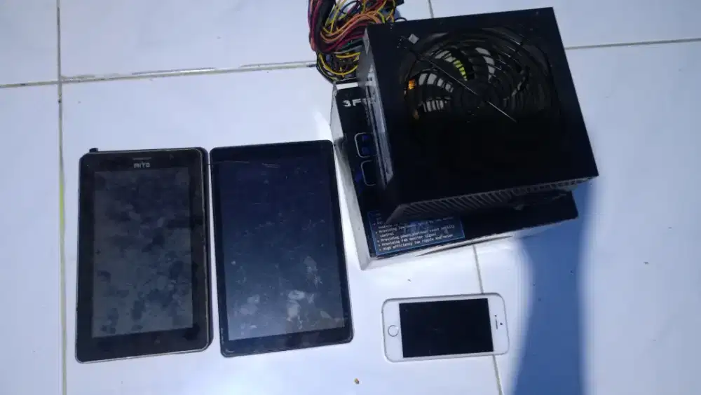 2 Tablet, iPhone 5s, dan power suplai