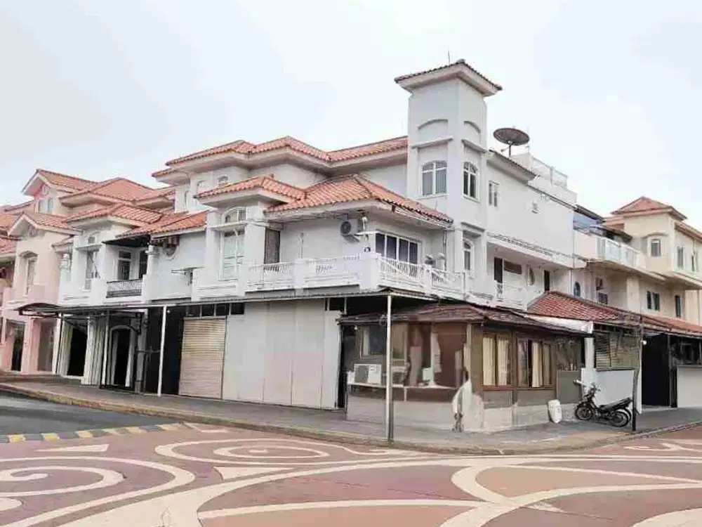 Rumah mewah Hoek 3,5 lantai jual cepat hitung Tanah dijual row jalan luas Cluster Elite Bukit Gading Mediterania Kelapa Gading Jakarta Utara