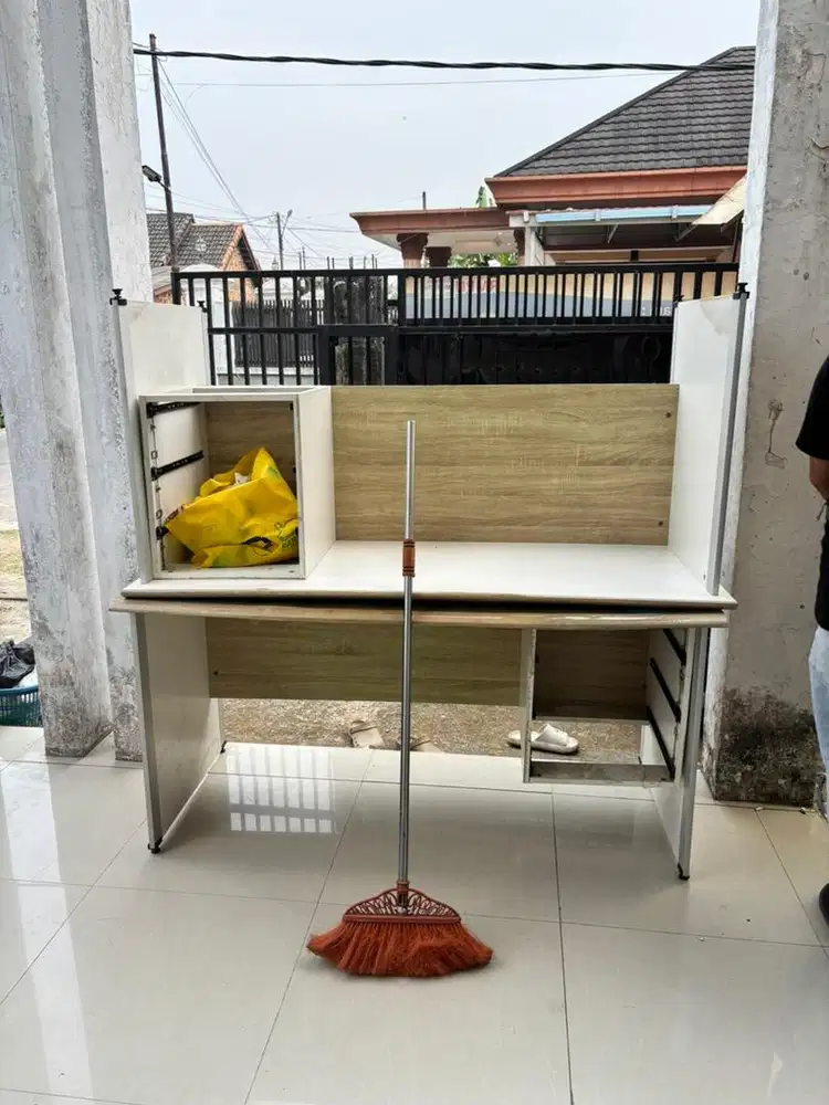 Meja belajar atau meja kantor