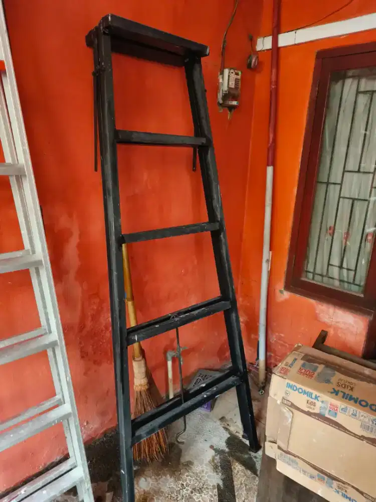 Tangga besi lipat