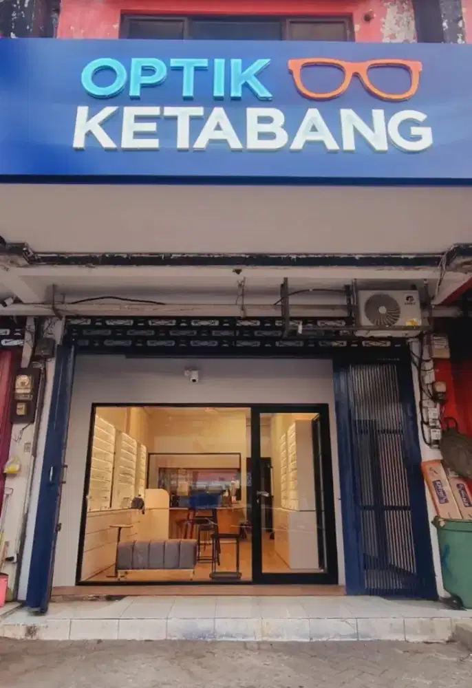 Pramuniaga (penjaga toko)