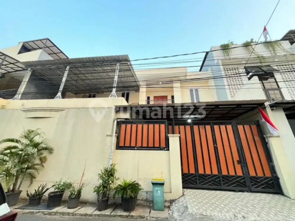 Turun Harga Rumah 2 Lantai SHM Dekat Akses KRL di Kebon Jeruk