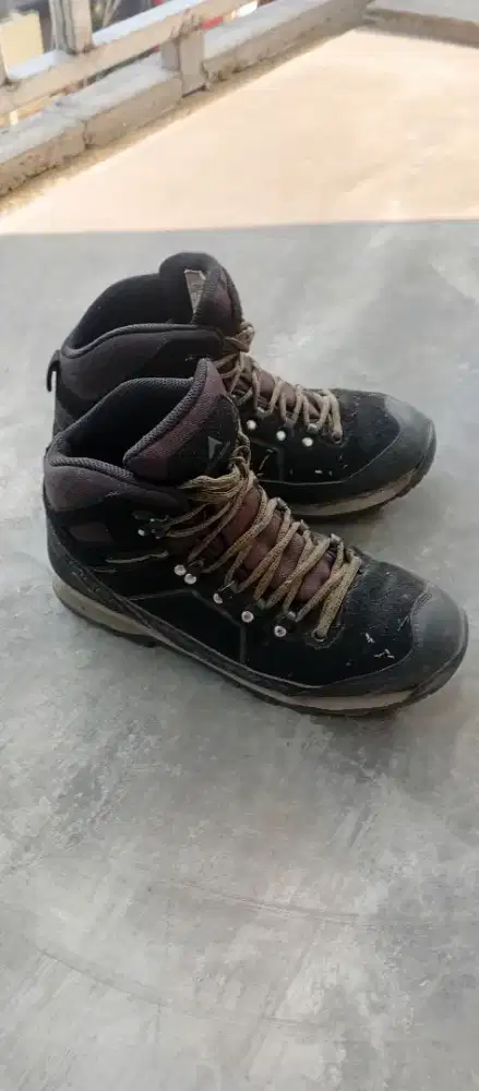 Sepatu Gunung Eiger
