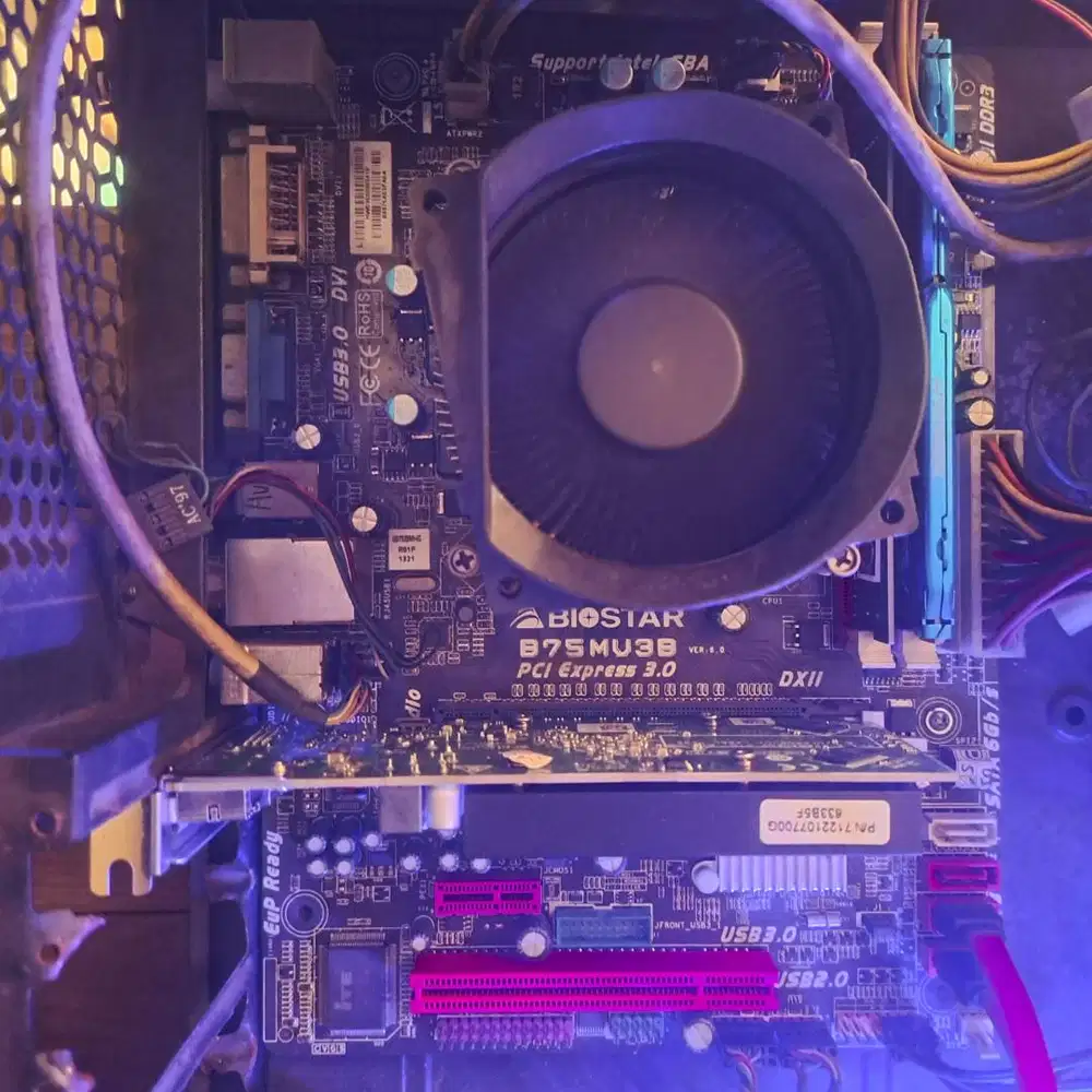 Prosesor Intel Core i7 RAM 16 GB Motherboard VGA AMD Radeon R5 340X
